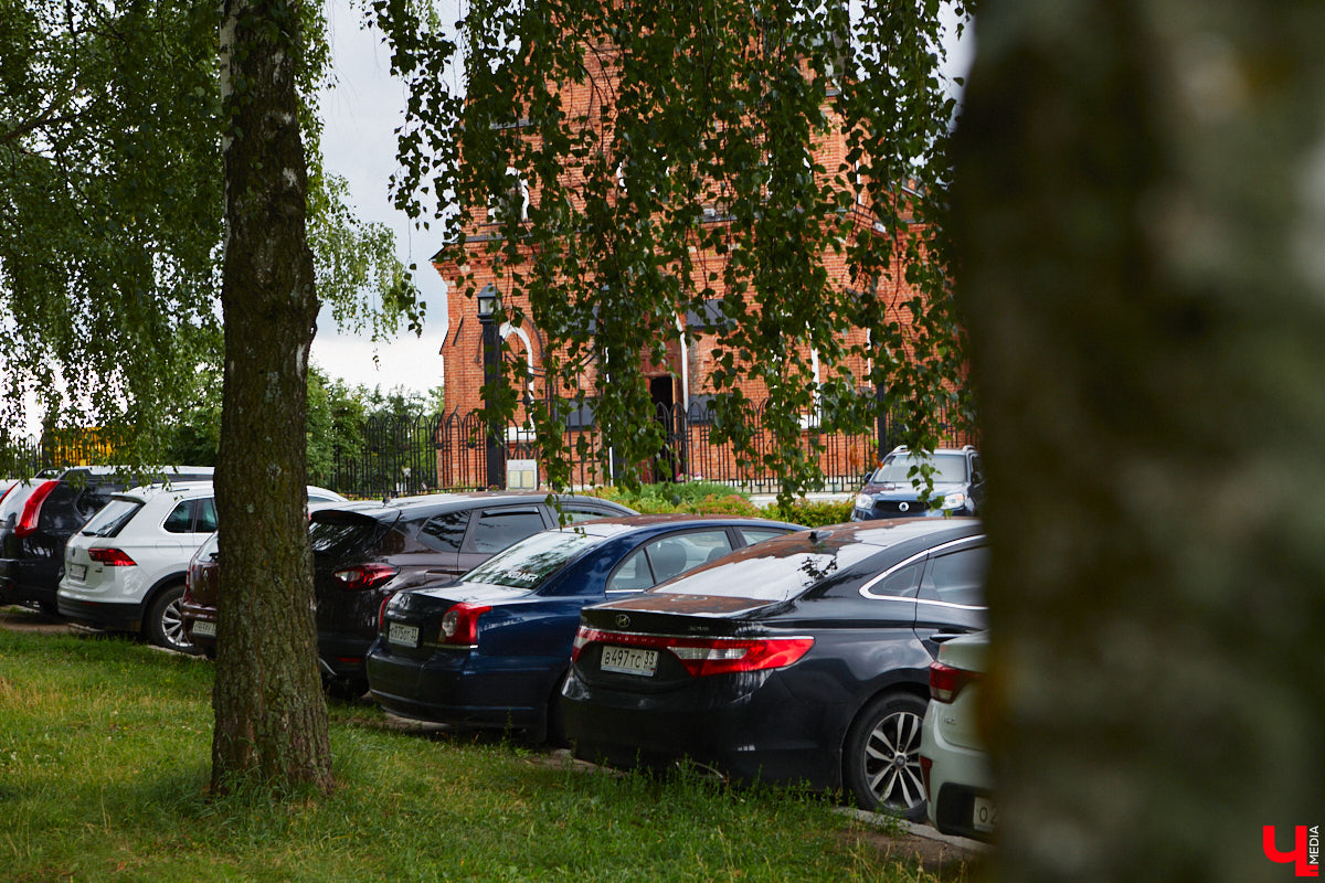 Во Владимире хотят создать почти 900 платных парковочных мест. А как у нас обстоят дела с бесплатными? Найти стоянку в центре — задача не из простых. Но если постараться, то вполне реально. «Ключ-Медиа» задался этой целью и готов поделиться с вами, где сейчас можно оставить автомобиль, не заплатив ни рубля.