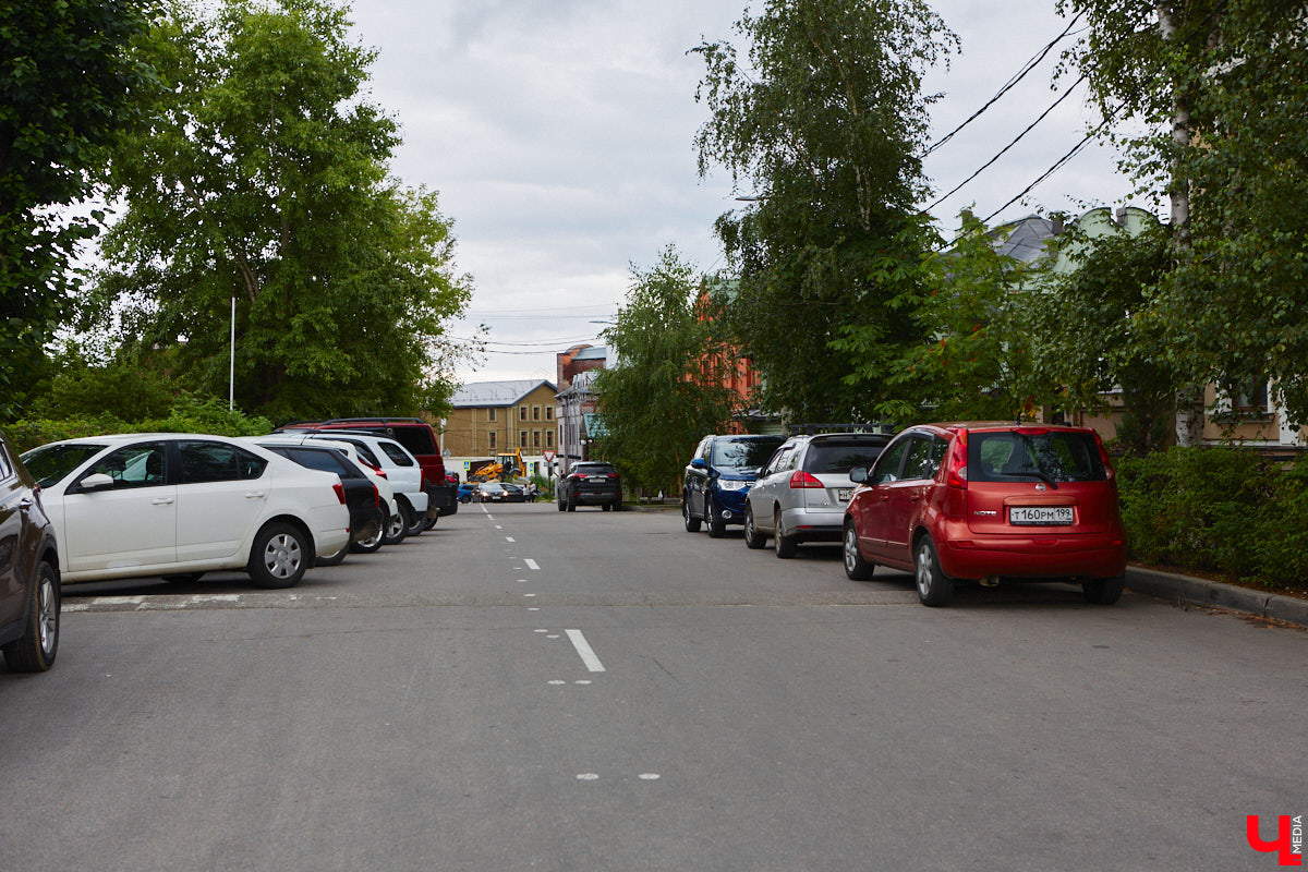 Во Владимире хотят создать почти 900 платных парковочных мест. А как у нас обстоят дела с бесплатными? Найти стоянку в центре — задача не из простых. Но если постараться, то вполне реально. «Ключ-Медиа» задался этой целью и готов поделиться с вами, где сейчас можно оставить автомобиль, не заплатив ни рубля.