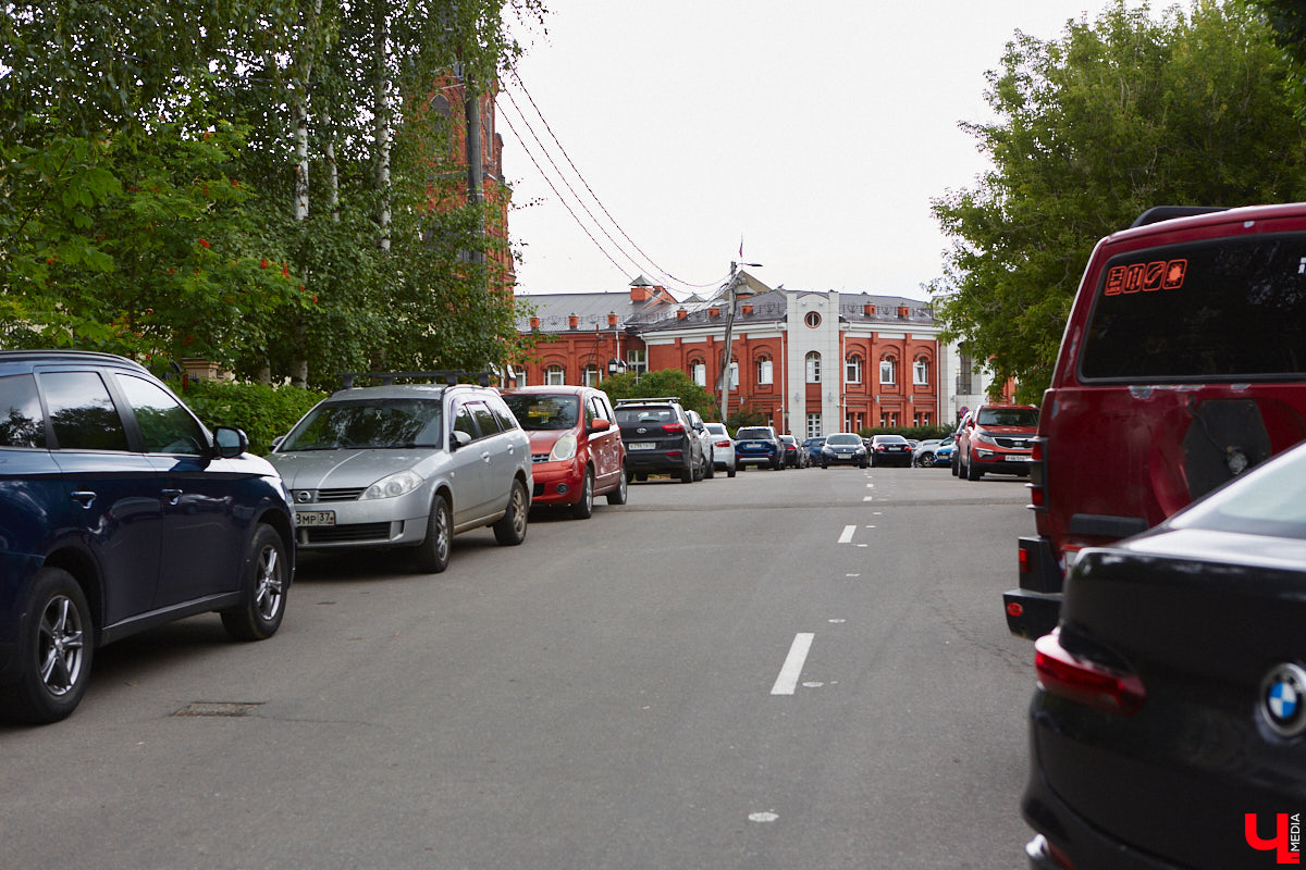 Во Владимире хотят создать почти 900 платных парковочных мест. А как у нас обстоят дела с бесплатными? Найти стоянку в центре — задача не из простых. Но если постараться, то вполне реально. «Ключ-Медиа» задался этой целью и готов поделиться с вами, где сейчас можно оставить автомобиль, не заплатив ни рубля.