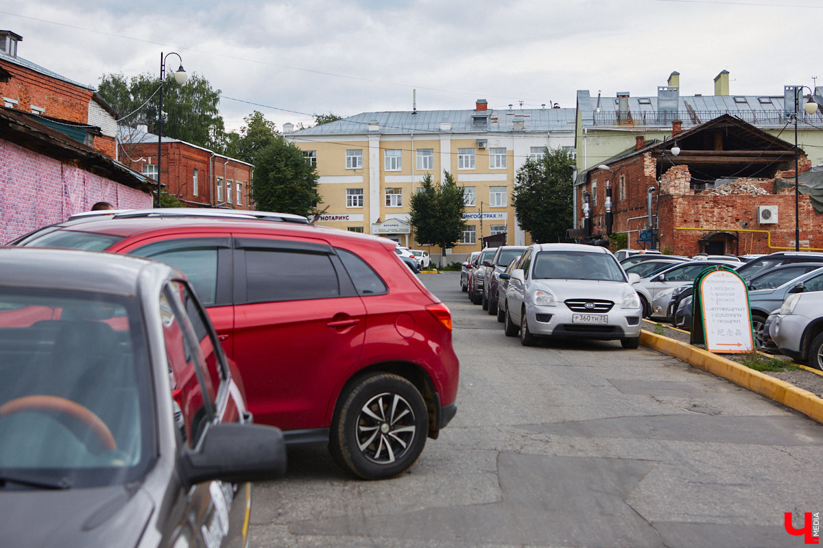 Во Владимире хотят создать почти 900 платных парковочных мест. А как у нас обстоят дела с бесплатными? Найти стоянку в центре — задача не из простых. Но если постараться, то вполне реально. «Ключ-Медиа» задался этой целью и готов поделиться с вами, где сейчас можно оставить автомобиль, не заплатив ни рубля.