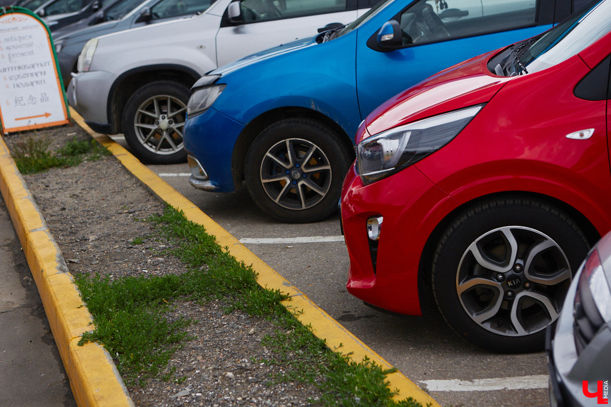 Во Владимире хотят создать почти 900 платных парковочных мест. А как у нас обстоят дела с бесплатными? Найти стоянку в центре — задача не из простых. Но если постараться, то вполне реально. «Ключ-Медиа» задался этой целью и готов поделиться с вами, где сейчас можно оставить автомобиль, не заплатив ни рубля.