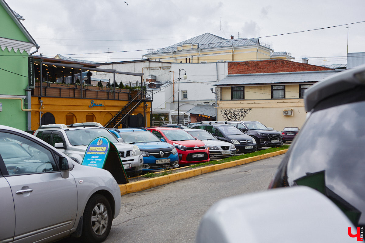 Во Владимире хотят создать почти 900 платных парковочных мест. А как у нас обстоят дела с бесплатными? Найти стоянку в центре — задача не из простых. Но если постараться, то вполне реально. «Ключ-Медиа» задался этой целью и готов поделиться с вами, где сейчас можно оставить автомобиль, не заплатив ни рубля.