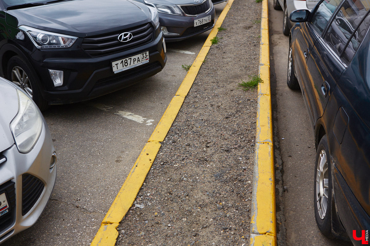 Во Владимире хотят создать почти 900 платных парковочных мест. А как у нас обстоят дела с бесплатными? Найти стоянку в центре — задача не из простых. Но если постараться, то вполне реально. «Ключ-Медиа» задался этой целью и готов поделиться с вами, где сейчас можно оставить автомобиль, не заплатив ни рубля.