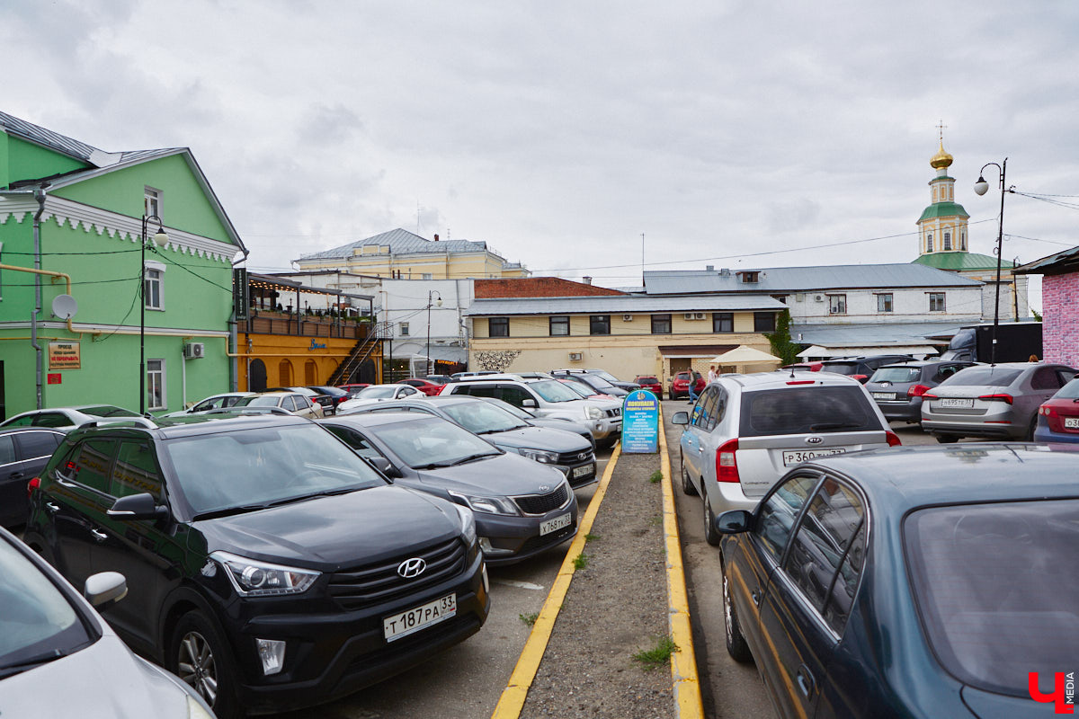 Во Владимире хотят создать почти 900 платных парковочных мест. А как у нас обстоят дела с бесплатными? Найти стоянку в центре — задача не из простых. Но если постараться, то вполне реально. «Ключ-Медиа» задался этой целью и готов поделиться с вами, где сейчас можно оставить автомобиль, не заплатив ни рубля.