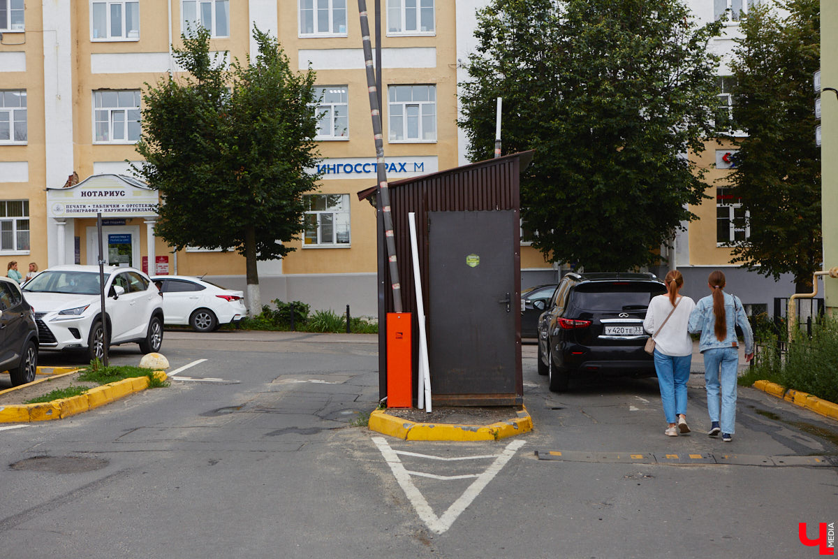 Во Владимире хотят создать почти 900 платных парковочных мест. А как у нас обстоят дела с бесплатными? Найти стоянку в центре — задача не из простых. Но если постараться, то вполне реально. «Ключ-Медиа» задался этой целью и готов поделиться с вами, где сейчас можно оставить автомобиль, не заплатив ни рубля.