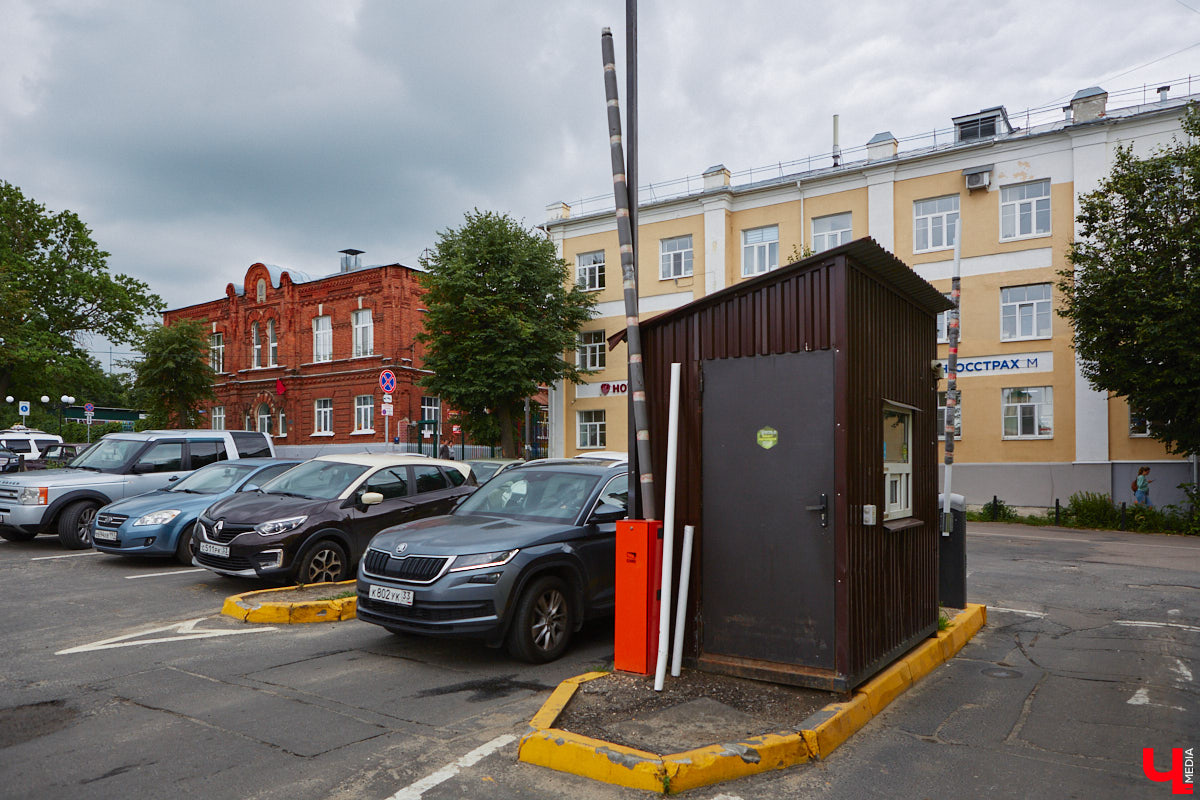 Во Владимире хотят создать почти 900 платных парковочных мест. А как у нас обстоят дела с бесплатными? Найти стоянку в центре — задача не из простых. Но если постараться, то вполне реально. «Ключ-Медиа» задался этой целью и готов поделиться с вами, где сейчас можно оставить автомобиль, не заплатив ни рубля.