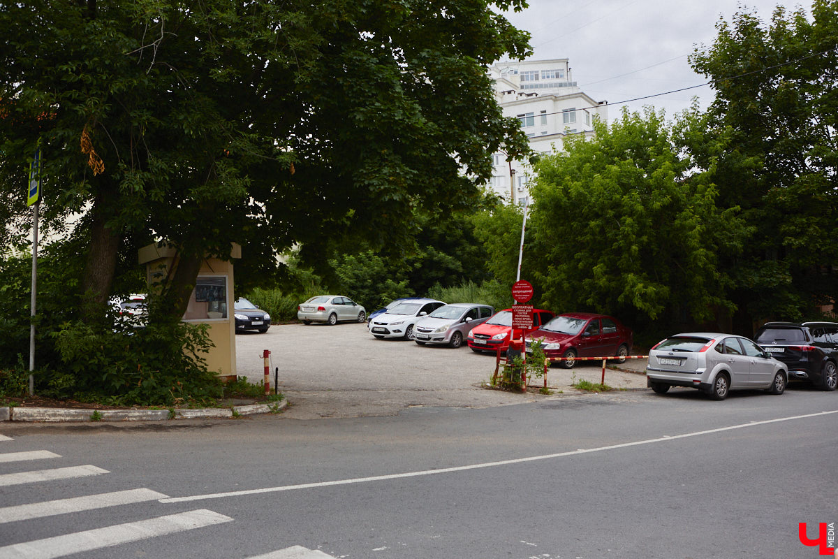 Во Владимире хотят создать почти 900 платных парковочных мест. А как у нас обстоят дела с бесплатными? Найти стоянку в центре — задача не из простых. Но если постараться, то вполне реально. «Ключ-Медиа» задался этой целью и готов поделиться с вами, где сейчас можно оставить автомобиль, не заплатив ни рубля.