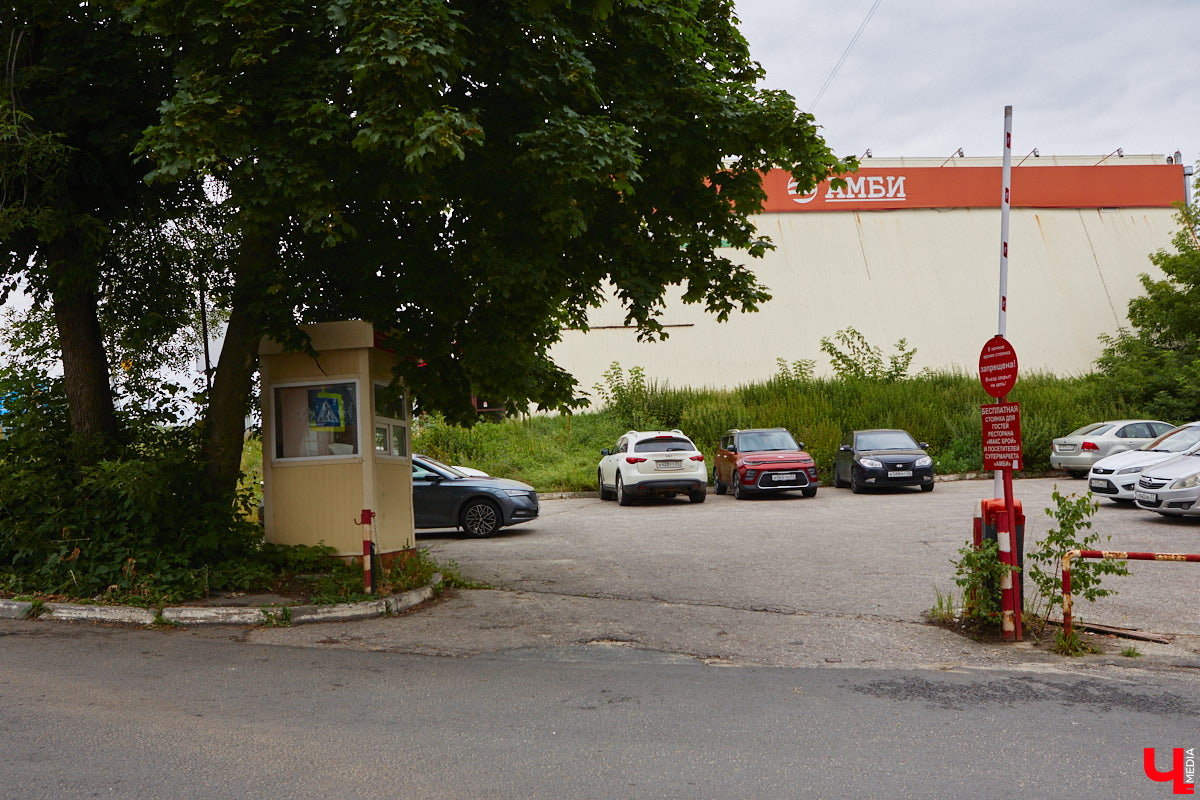 Во Владимире хотят создать почти 900 платных парковочных мест. А как у нас обстоят дела с бесплатными? Найти стоянку в центре — задача не из простых. Но если постараться, то вполне реально. «Ключ-Медиа» задался этой целью и готов поделиться с вами, где сейчас можно оставить автомобиль, не заплатив ни рубля.