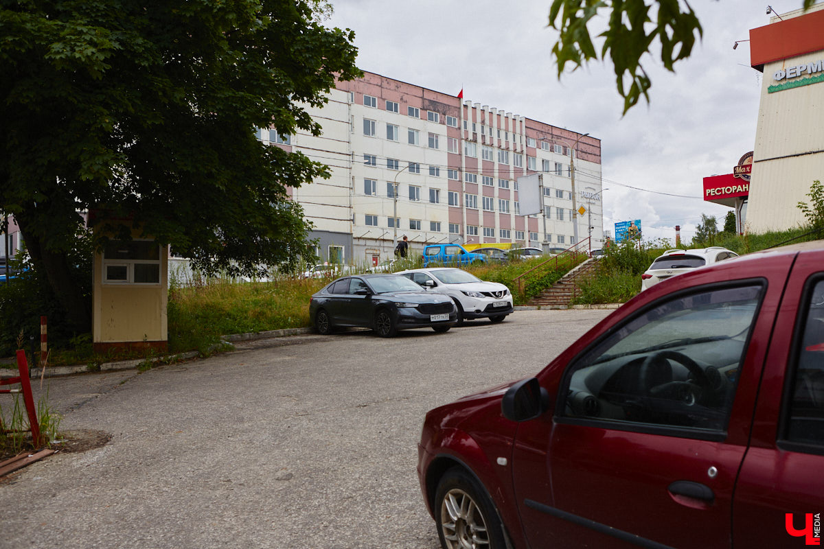 Во Владимире хотят создать почти 900 платных парковочных мест. А как у нас обстоят дела с бесплатными? Найти стоянку в центре — задача не из простых. Но если постараться, то вполне реально. «Ключ-Медиа» задался этой целью и готов поделиться с вами, где сейчас можно оставить автомобиль, не заплатив ни рубля.