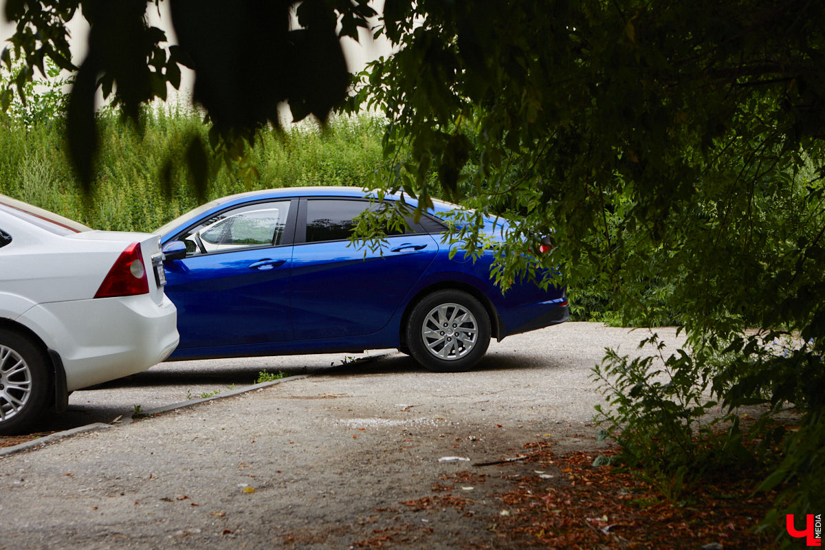 Во Владимире хотят создать почти 900 платных парковочных мест. А как у нас обстоят дела с бесплатными? Найти стоянку в центре — задача не из простых. Но если постараться, то вполне реально. «Ключ-Медиа» задался этой целью и готов поделиться с вами, где сейчас можно оставить автомобиль, не заплатив ни рубля.