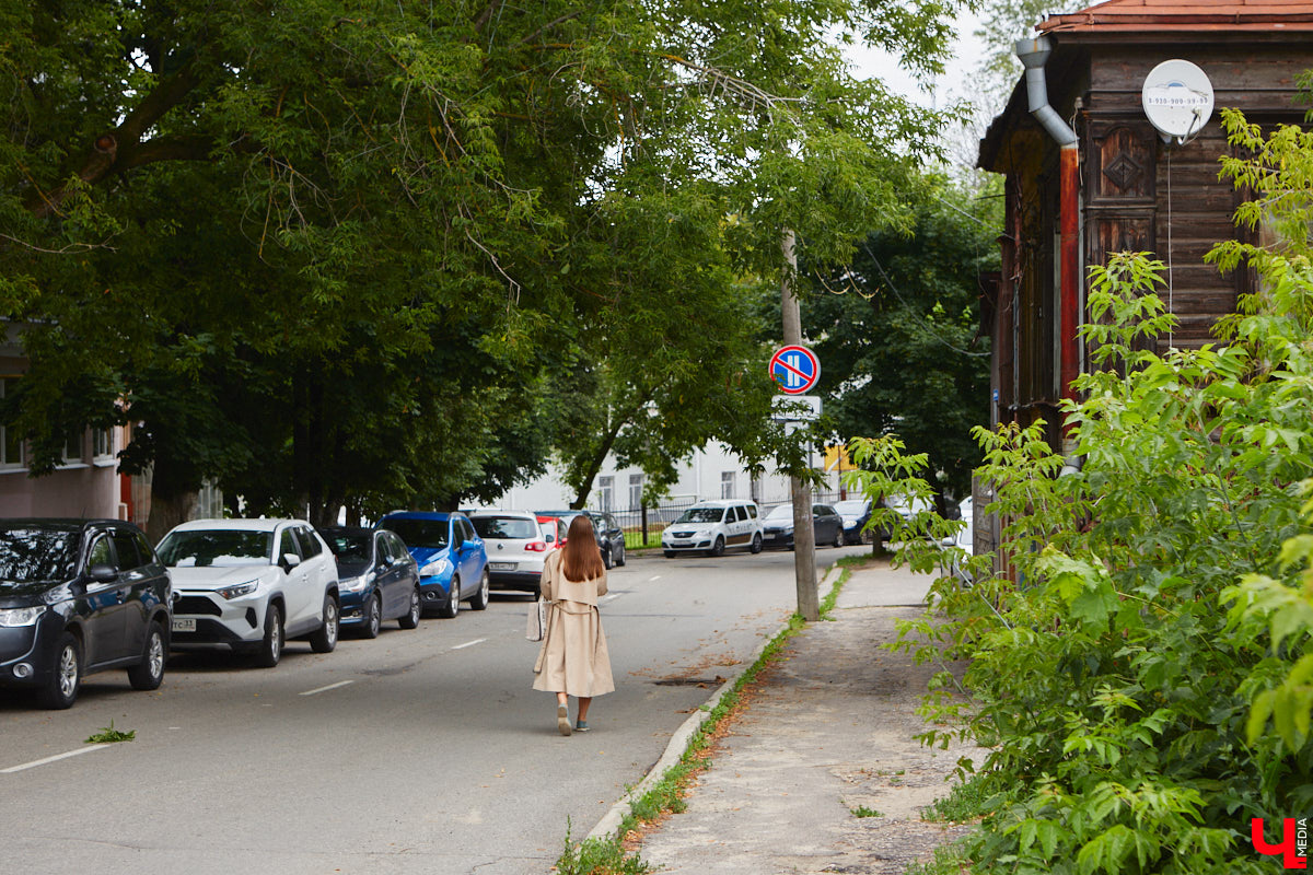Во Владимире хотят создать почти 900 платных парковочных мест. А как у нас обстоят дела с бесплатными? Найти стоянку в центре — задача не из простых. Но если постараться, то вполне реально. «Ключ-Медиа» задался этой целью и готов поделиться с вами, где сейчас можно оставить автомобиль, не заплатив ни рубля.