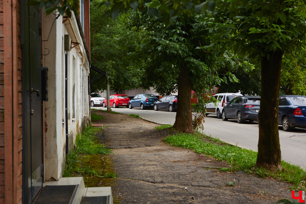Во Владимире хотят создать почти 900 платных парковочных мест. А как у нас обстоят дела с бесплатными? Найти стоянку в центре — задача не из простых. Но если постараться, то вполне реально. «Ключ-Медиа» задался этой целью и готов поделиться с вами, где сейчас можно оставить автомобиль, не заплатив ни рубля.