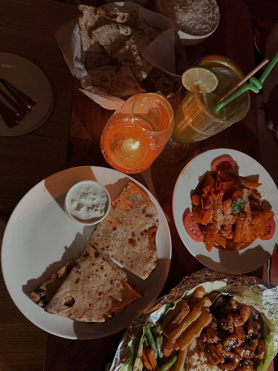 При мысли об экзотическом курорте на ум чаще всего приходят два популярных направления — Гоа и Бали. Сразу представляется райский уголок из одной известной рекламы. Но настолько ли там хорошо, как нам показывают? Специально для «Ключ-Медиа» владимирский видеограф Влада Соболь сравнила обе локации и поведала нам, где же на самом деле лучше.