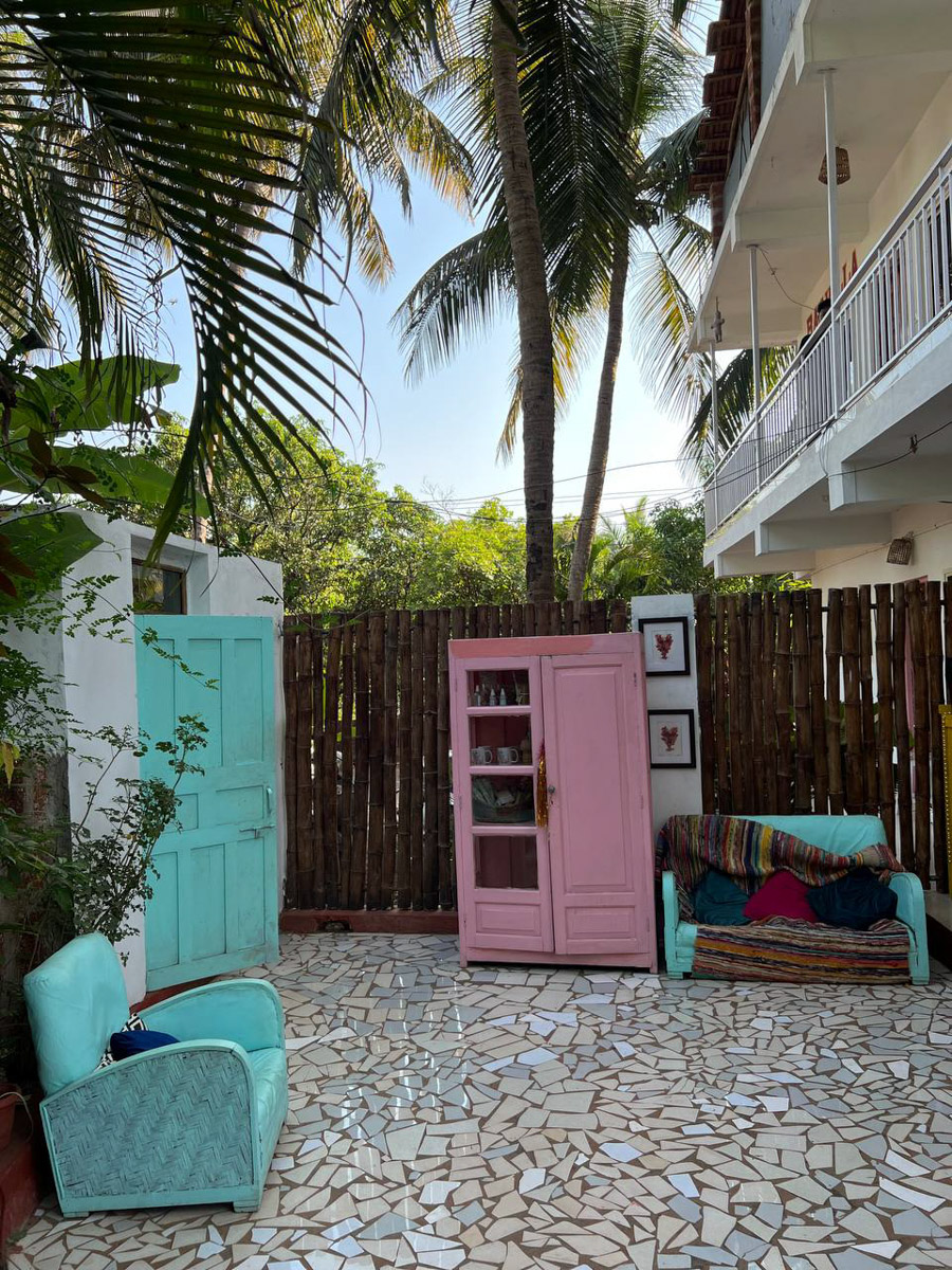 При мысли об экзотическом курорте на ум чаще всего приходят два популярных направления — Гоа и Бали. Сразу представляется райский уголок из одной известной рекламы. Но настолько ли там хорошо, как нам показывают? Специально для «Ключ-Медиа» владимирский видеограф Влада Соболь сравнила обе локации и поведала нам, где же на самом деле лучше.