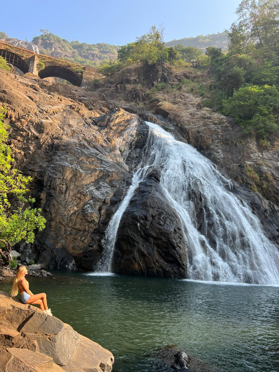 При мысли об экзотическом курорте на ум чаще всего приходят два популярных направления — Гоа и Бали. Сразу представляется райский уголок из одной известной рекламы. Но настолько ли там хорошо, как нам показывают? Специально для «Ключ-Медиа» владимирский видеограф Влада Соболь сравнила обе локации и поведала нам, где же на самом деле лучше.