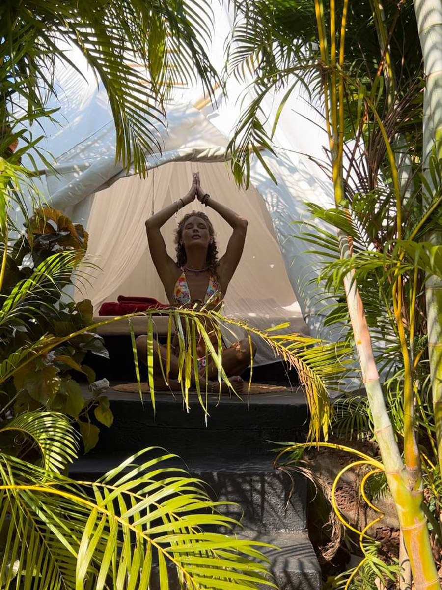 При мысли об экзотическом курорте на ум чаще всего приходят два популярных направления — Гоа и Бали. Сразу представляется райский уголок из одной известной рекламы. Но настолько ли там хорошо, как нам показывают? Специально для «Ключ-Медиа» владимирский видеограф Влада Соболь сравнила обе локации и поведала нам, где же на самом деле лучше.