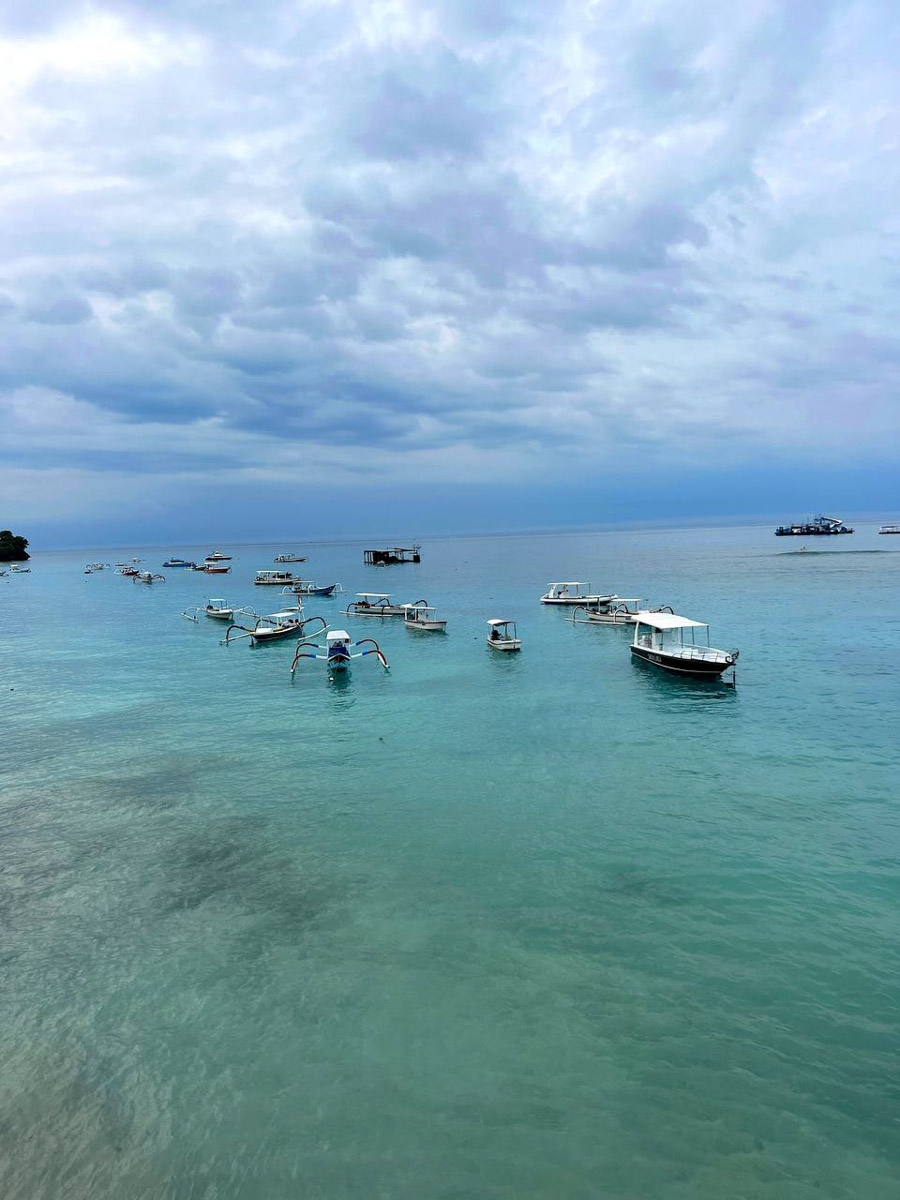 При мысли об экзотическом курорте на ум чаще всего приходят два популярных направления — Гоа и Бали. Сразу представляется райский уголок из одной известной рекламы. Но настолько ли там хорошо, как нам показывают? Специально для «Ключ-Медиа» владимирский видеограф Влада Соболь сравнила обе локации и поведала нам, где же на самом деле лучше.