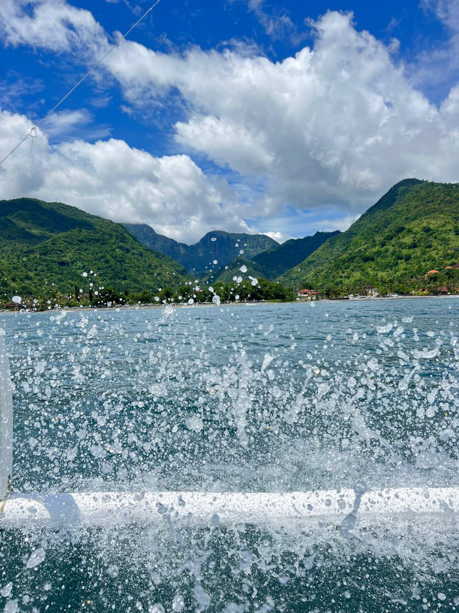 При мысли об экзотическом курорте на ум чаще всего приходят два популярных направления — Гоа и Бали. Сразу представляется райский уголок из одной известной рекламы. Но настолько ли там хорошо, как нам показывают? Специально для «Ключ-Медиа» владимирский видеограф Влада Соболь сравнила обе локации и поведала нам, где же на самом деле лучше.