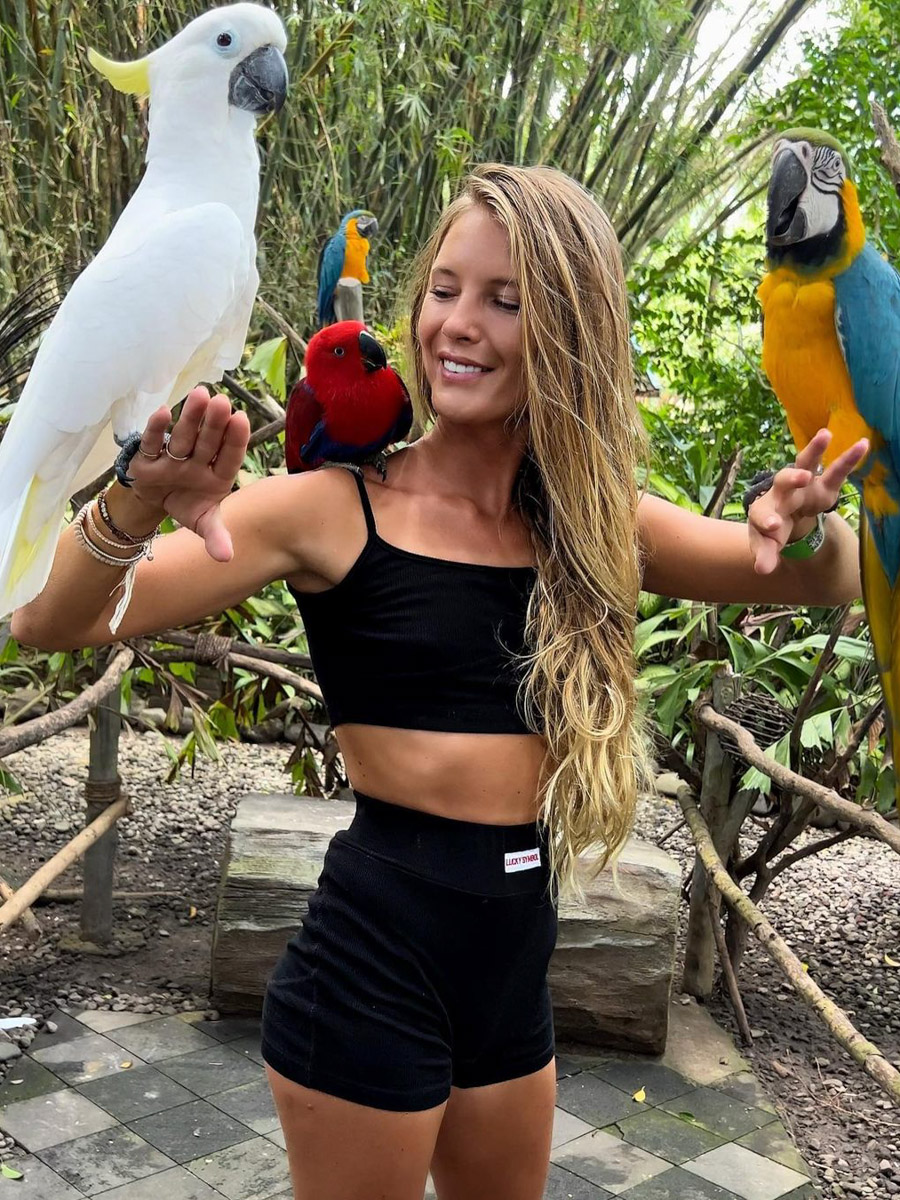 При мысли об экзотическом курорте на ум чаще всего приходят два популярных направления — Гоа и Бали. Сразу представляется райский уголок из одной известной рекламы. Но настолько ли там хорошо, как нам показывают? Специально для «Ключ-Медиа» владимирский видеограф Влада Соболь сравнила обе локации и поведала нам, где же на самом деле лучше.