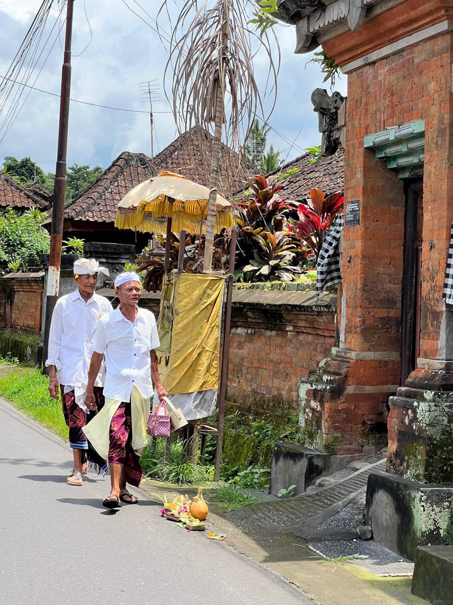 При мысли об экзотическом курорте на ум чаще всего приходят два популярных направления — Гоа и Бали. Сразу представляется райский уголок из одной известной рекламы. Но настолько ли там хорошо, как нам показывают? Специально для «Ключ-Медиа» владимирский видеограф Влада Соболь сравнила обе локации и поведала нам, где же на самом деле лучше.