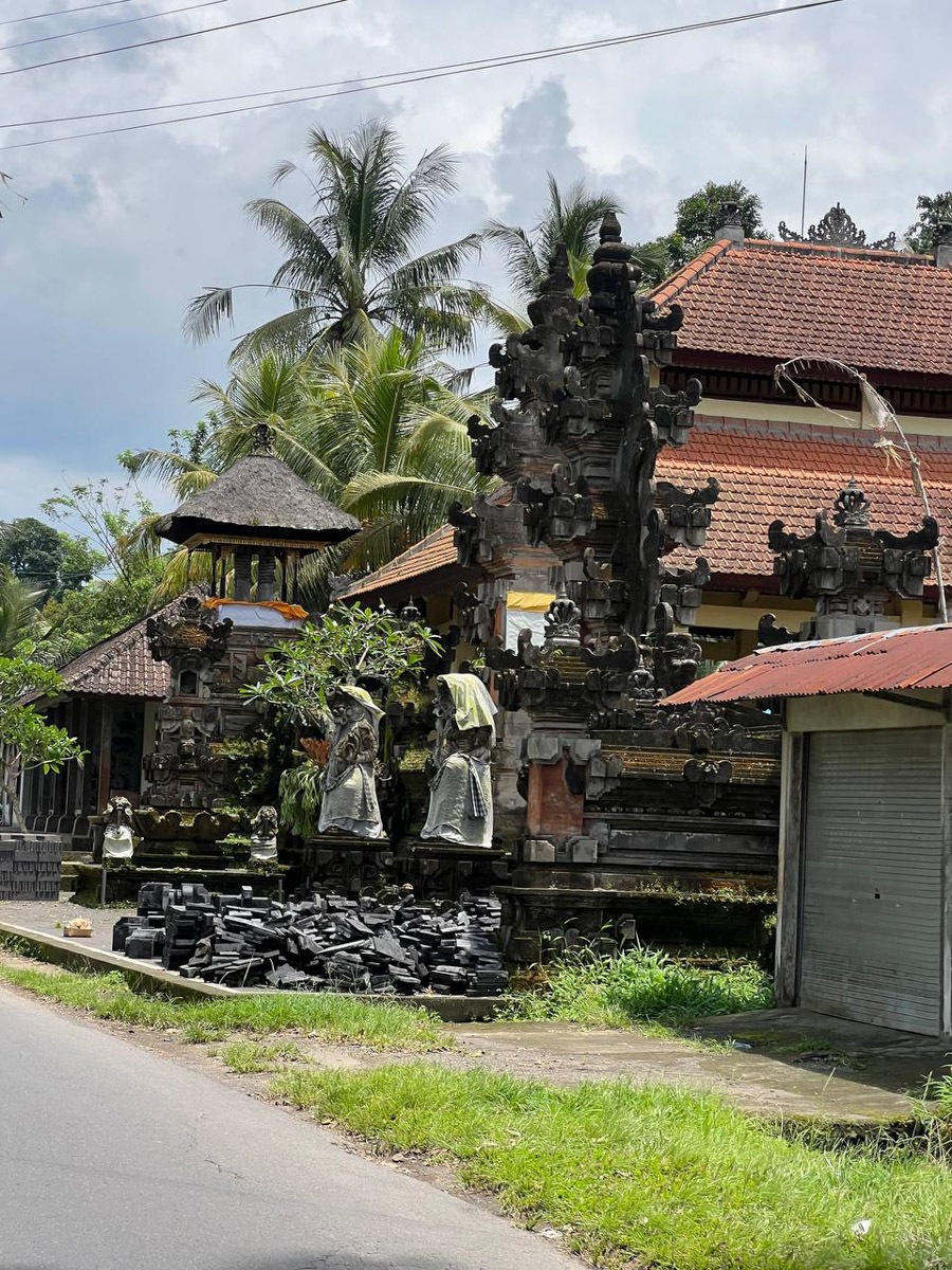 При мысли об экзотическом курорте на ум чаще всего приходят два популярных направления — Гоа и Бали. Сразу представляется райский уголок из одной известной рекламы. Но настолько ли там хорошо, как нам показывают? Специально для «Ключ-Медиа» владимирский видеограф Влада Соболь сравнила обе локации и поведала нам, где же на самом деле лучше.