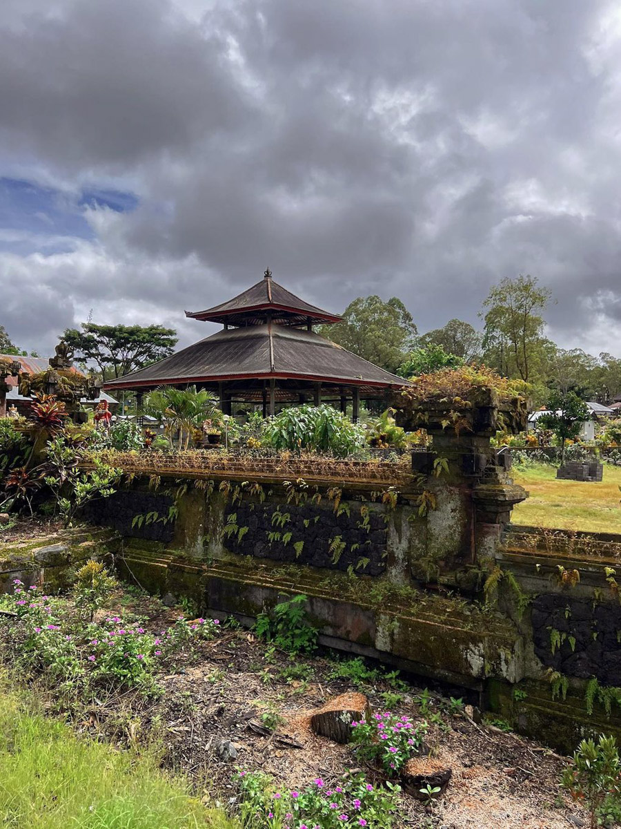 При мысли об экзотическом курорте на ум чаще всего приходят два популярных направления — Гоа и Бали. Сразу представляется райский уголок из одной известной рекламы. Но настолько ли там хорошо, как нам показывают? Специально для «Ключ-Медиа» владимирский видеограф Влада Соболь сравнила обе локации и поведала нам, где же на самом деле лучше.