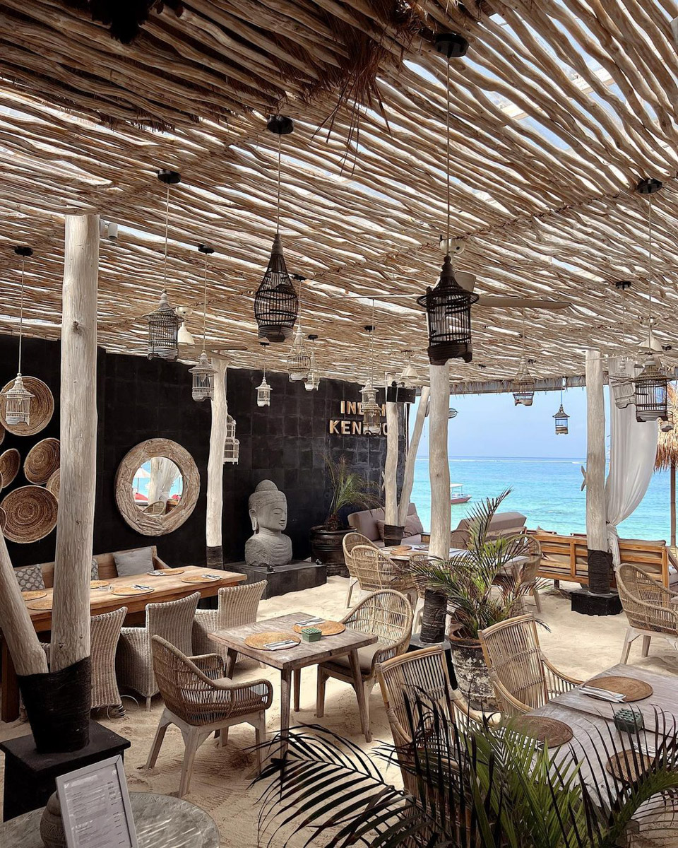 При мысли об экзотическом курорте на ум чаще всего приходят два популярных направления — Гоа и Бали. Сразу представляется райский уголок из одной известной рекламы. Но настолько ли там хорошо, как нам показывают? Специально для «Ключ-Медиа» владимирский видеограф Влада Соболь сравнила обе локации и поведала нам, где же на самом деле лучше.