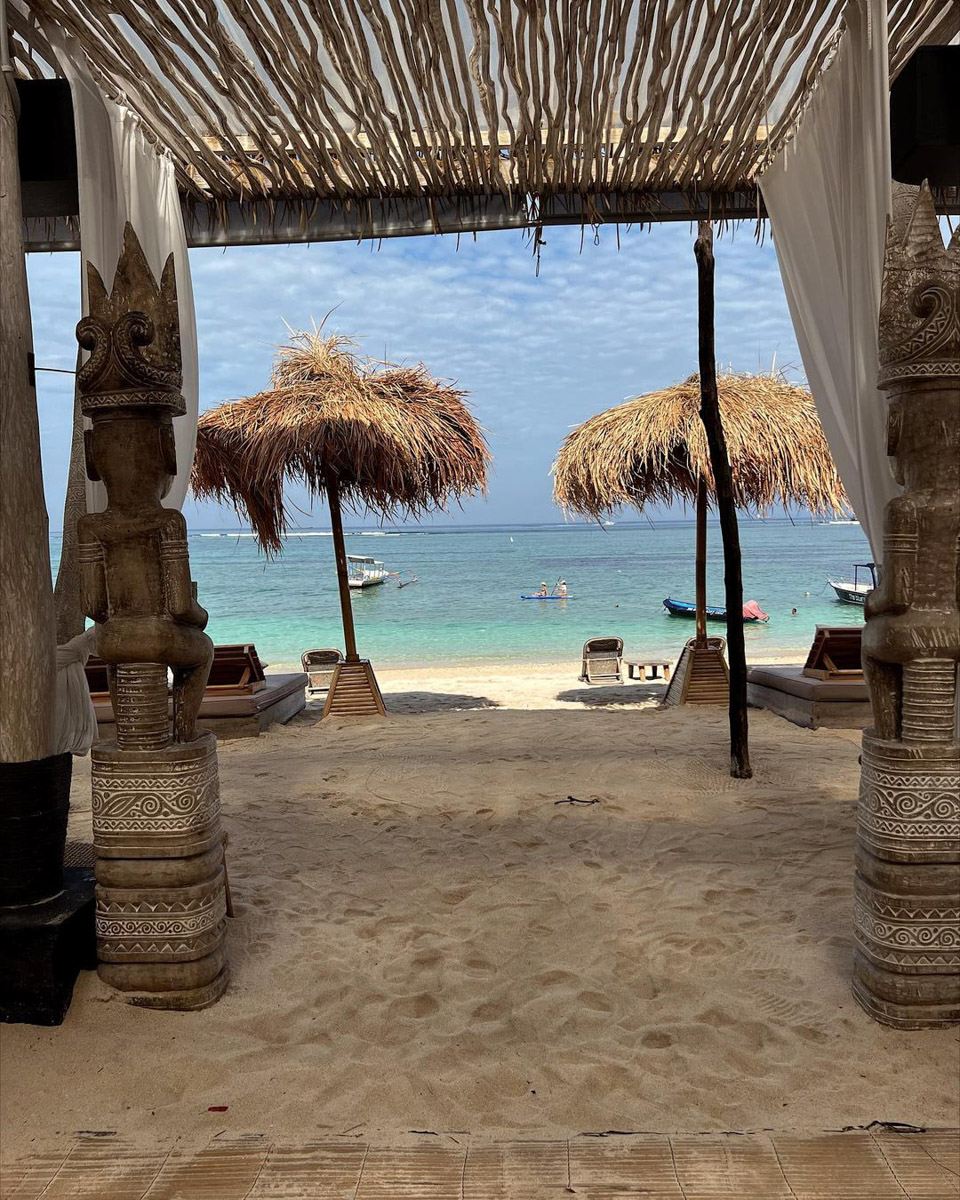 При мысли об экзотическом курорте на ум чаще всего приходят два популярных направления — Гоа и Бали. Сразу представляется райский уголок из одной известной рекламы. Но настолько ли там хорошо, как нам показывают? Специально для «Ключ-Медиа» владимирский видеограф Влада Соболь сравнила обе локации и поведала нам, где же на самом деле лучше.