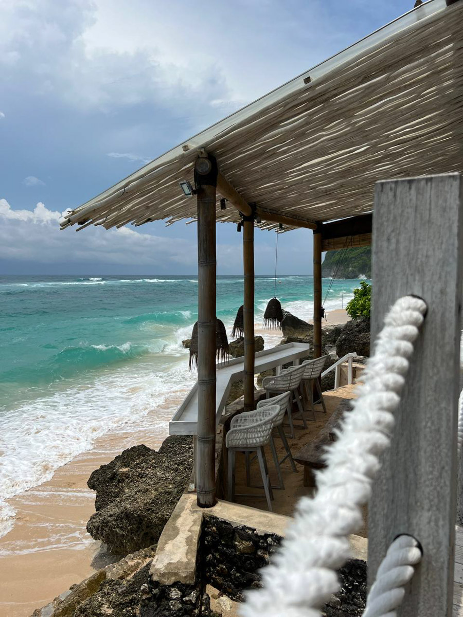 При мысли об экзотическом курорте на ум чаще всего приходят два популярных направления — Гоа и Бали. Сразу представляется райский уголок из одной известной рекламы. Но настолько ли там хорошо, как нам показывают? Специально для «Ключ-Медиа» владимирский видеограф Влада Соболь сравнила обе локации и поведала нам, где же на самом деле лучше.