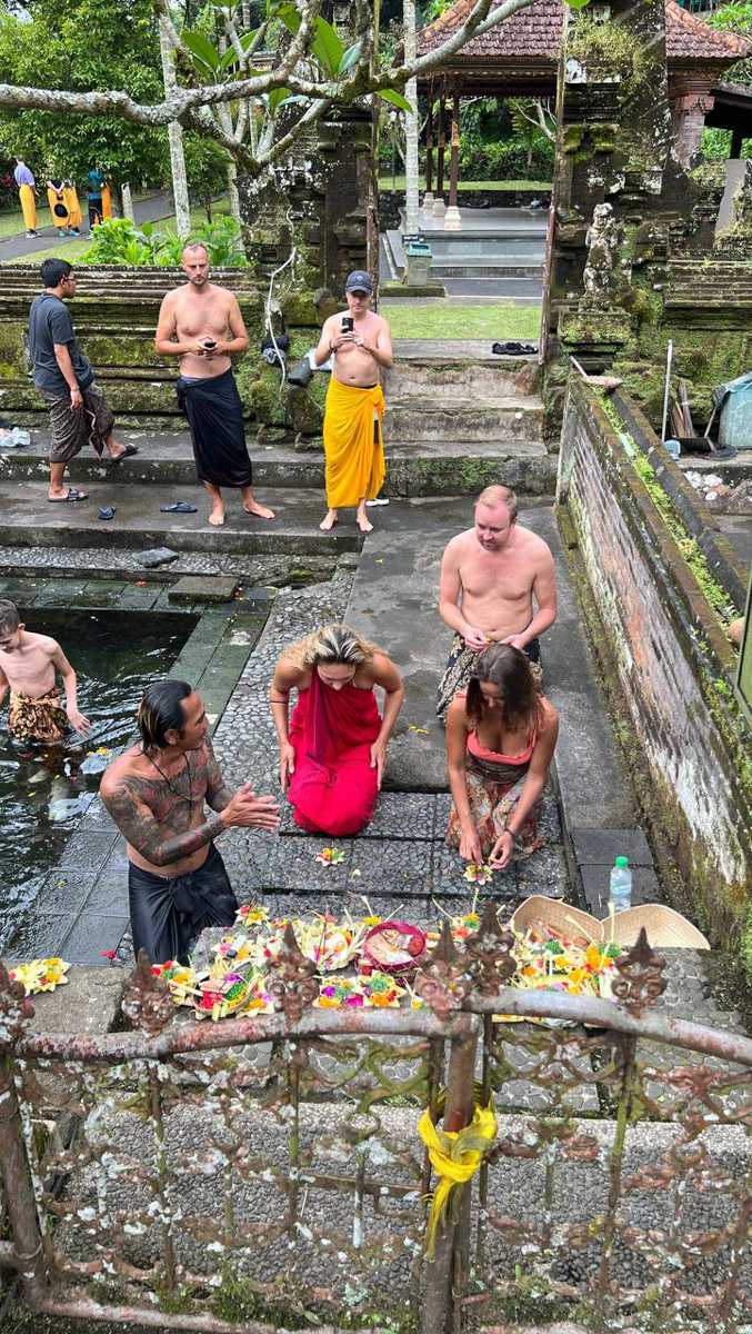 При мысли об экзотическом курорте на ум чаще всего приходят два популярных направления — Гоа и Бали. Сразу представляется райский уголок из одной известной рекламы. Но настолько ли там хорошо, как нам показывают? Специально для «Ключ-Медиа» владимирский видеограф Влада Соболь сравнила обе локации и поведала нам, где же на самом деле лучше.