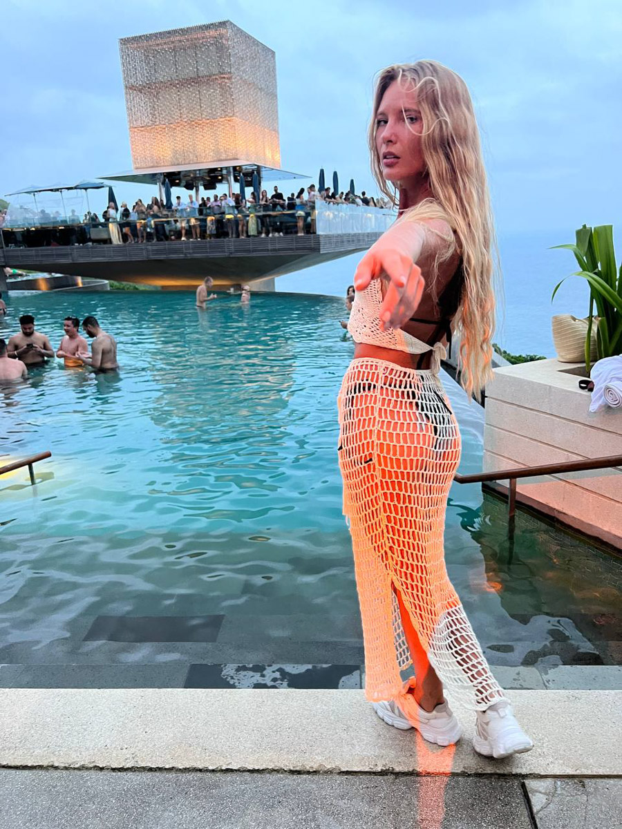 При мысли об экзотическом курорте на ум чаще всего приходят два популярных направления — Гоа и Бали. Сразу представляется райский уголок из одной известной рекламы. Но настолько ли там хорошо, как нам показывают? Специально для «Ключ-Медиа» владимирский видеограф Влада Соболь сравнила обе локации и поведала нам, где же на самом деле лучше.