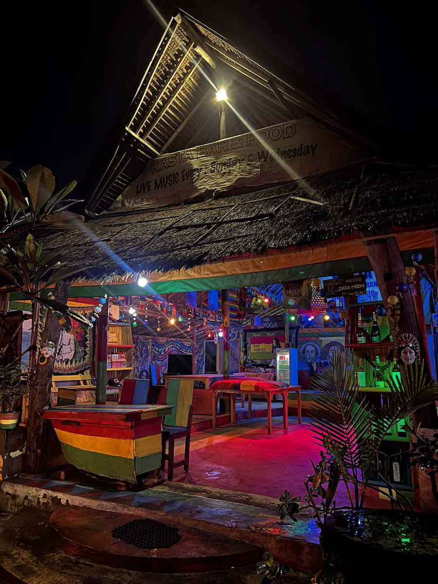 При мысли об экзотическом курорте на ум чаще всего приходят два популярных направления — Гоа и Бали. Сразу представляется райский уголок из одной известной рекламы. Но настолько ли там хорошо, как нам показывают? Специально для «Ключ-Медиа» владимирский видеограф Влада Соболь сравнила обе локации и поведала нам, где же на самом деле лучше.