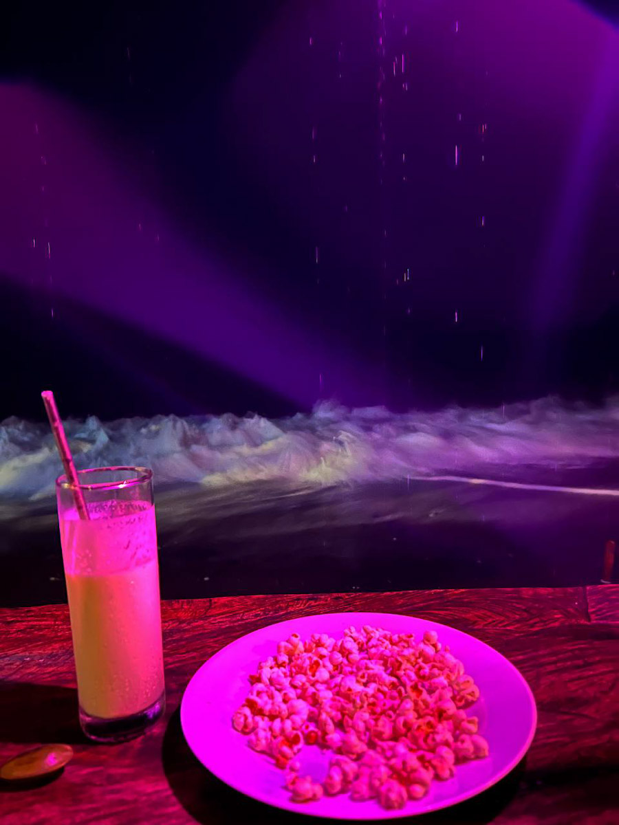 При мысли об экзотическом курорте на ум чаще всего приходят два популярных направления — Гоа и Бали. Сразу представляется райский уголок из одной известной рекламы. Но настолько ли там хорошо, как нам показывают? Специально для «Ключ-Медиа» владимирский видеограф Влада Соболь сравнила обе локации и поведала нам, где же на самом деле лучше.