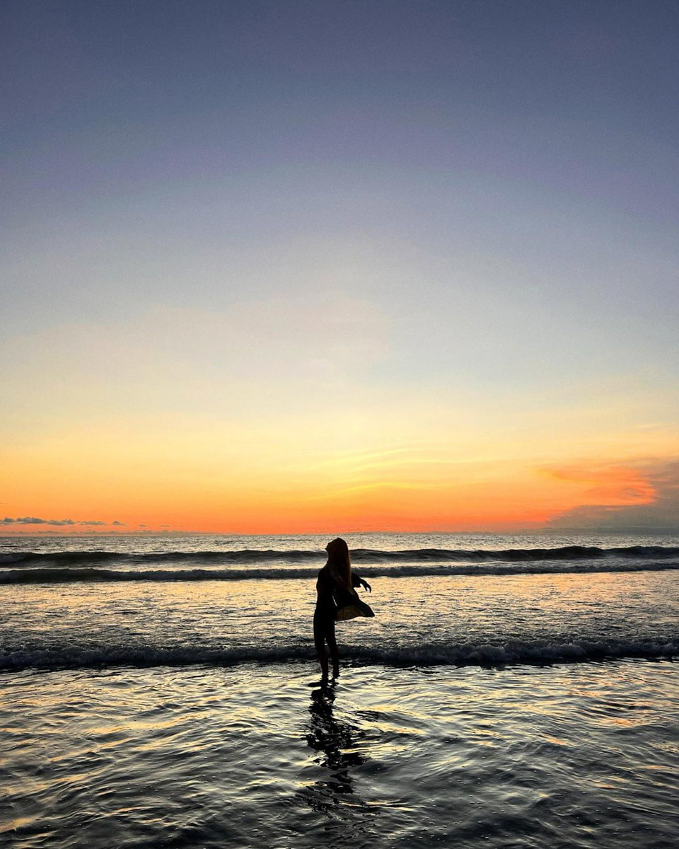 При мысли об экзотическом курорте на ум чаще всего приходят два популярных направления — Гоа и Бали. Сразу представляется райский уголок из одной известной рекламы. Но настолько ли там хорошо, как нам показывают? Специально для «Ключ-Медиа» владимирский видеограф Влада Соболь сравнила обе локации и поведала нам, где же на самом деле лучше.