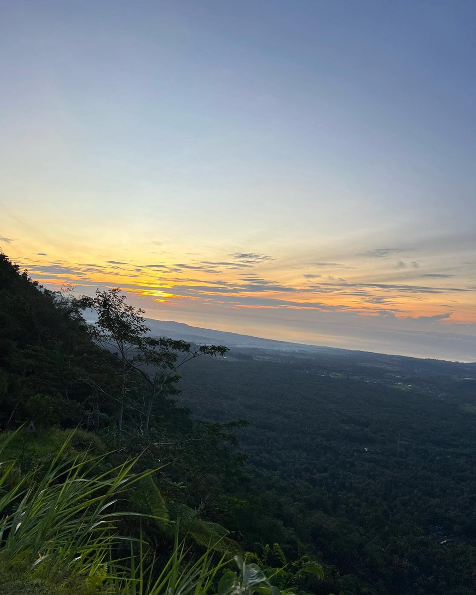 При мысли об экзотическом курорте на ум чаще всего приходят два популярных направления — Гоа и Бали. Сразу представляется райский уголок из одной известной рекламы. Но настолько ли там хорошо, как нам показывают? Специально для «Ключ-Медиа» владимирский видеограф Влада Соболь сравнила обе локации и поведала нам, где же на самом деле лучше.
