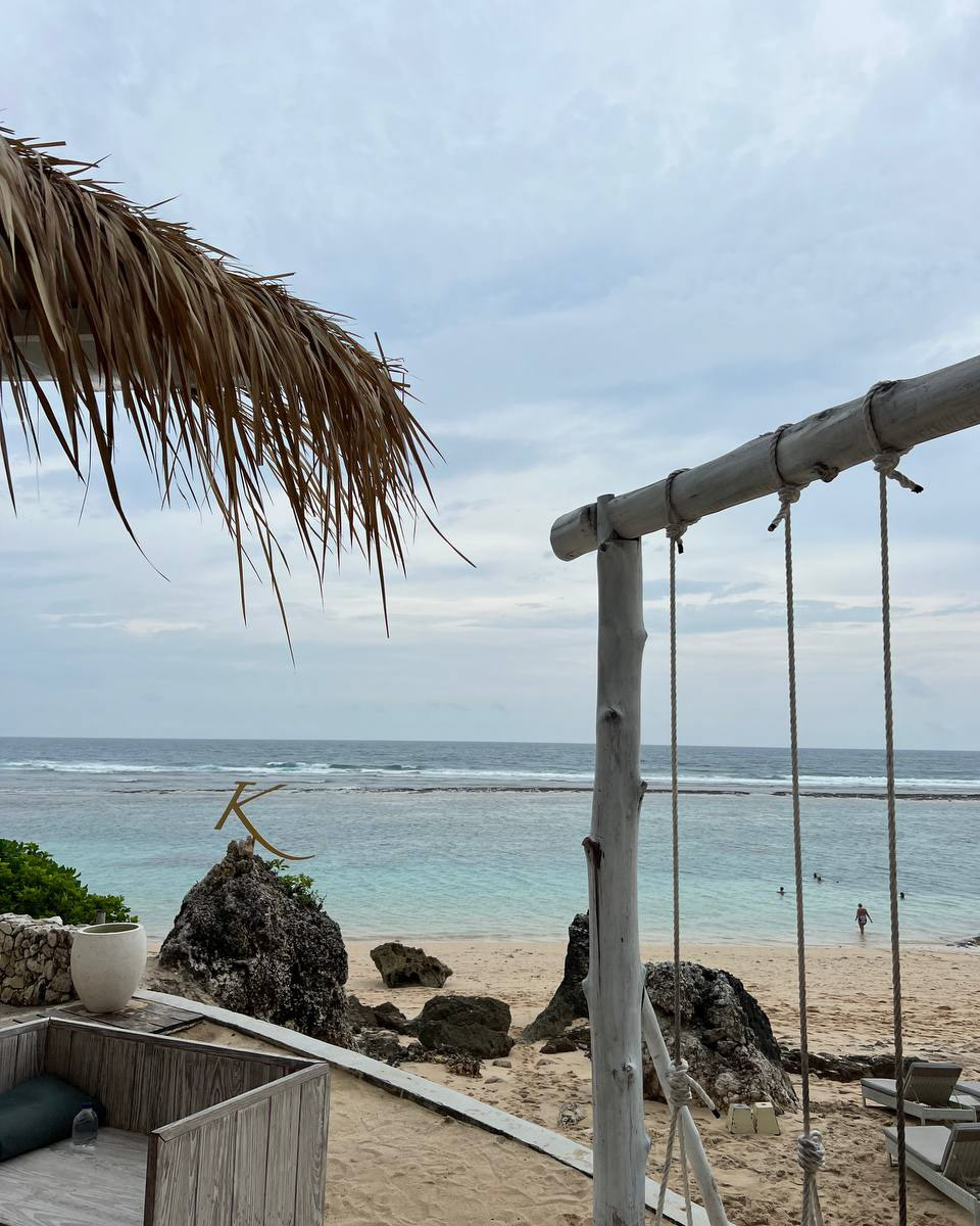 При мысли об экзотическом курорте на ум чаще всего приходят два популярных направления — Гоа и Бали. Сразу представляется райский уголок из одной известной рекламы. Но настолько ли там хорошо, как нам показывают? Специально для «Ключ-Медиа» владимирский видеограф Влада Соболь сравнила обе локации и поведала нам, где же на самом деле лучше.