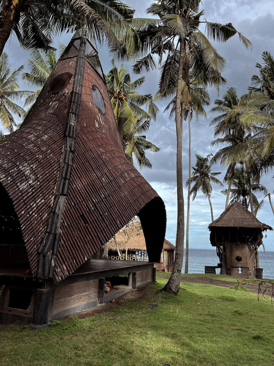 При мысли об экзотическом курорте на ум чаще всего приходят два популярных направления — Гоа и Бали. Сразу представляется райский уголок из одной известной рекламы. Но настолько ли там хорошо, как нам показывают? Специально для «Ключ-Медиа» владимирский видеограф Влада Соболь сравнила обе локации и поведала нам, где же на самом деле лучше.