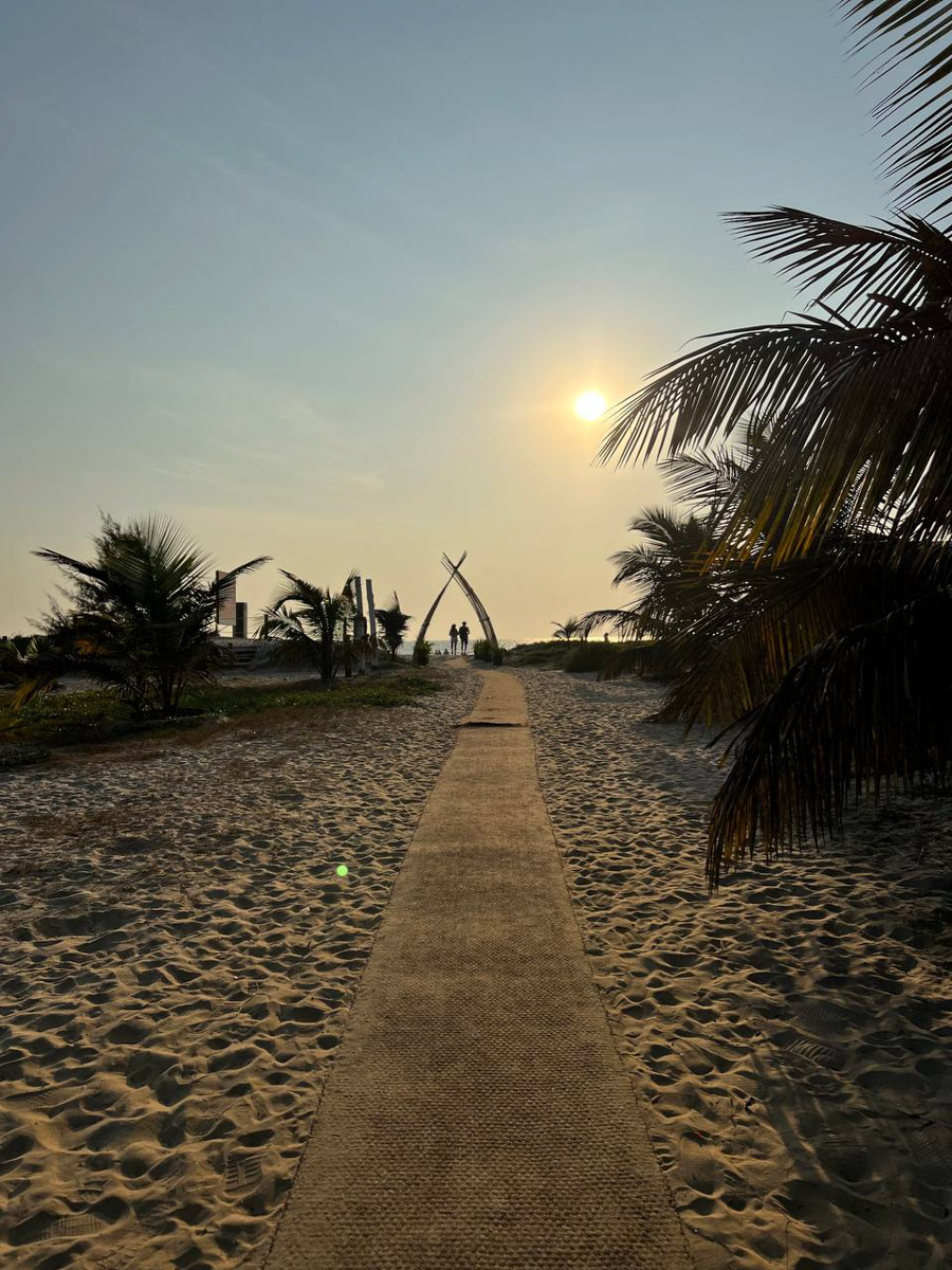 При мысли об экзотическом курорте на ум чаще всего приходят два популярных направления — Гоа и Бали. Сразу представляется райский уголок из одной известной рекламы. Но настолько ли там хорошо, как нам показывают? Специально для «Ключ-Медиа» владимирский видеограф Влада Соболь сравнила обе локации и поведала нам, где же на самом деле лучше.