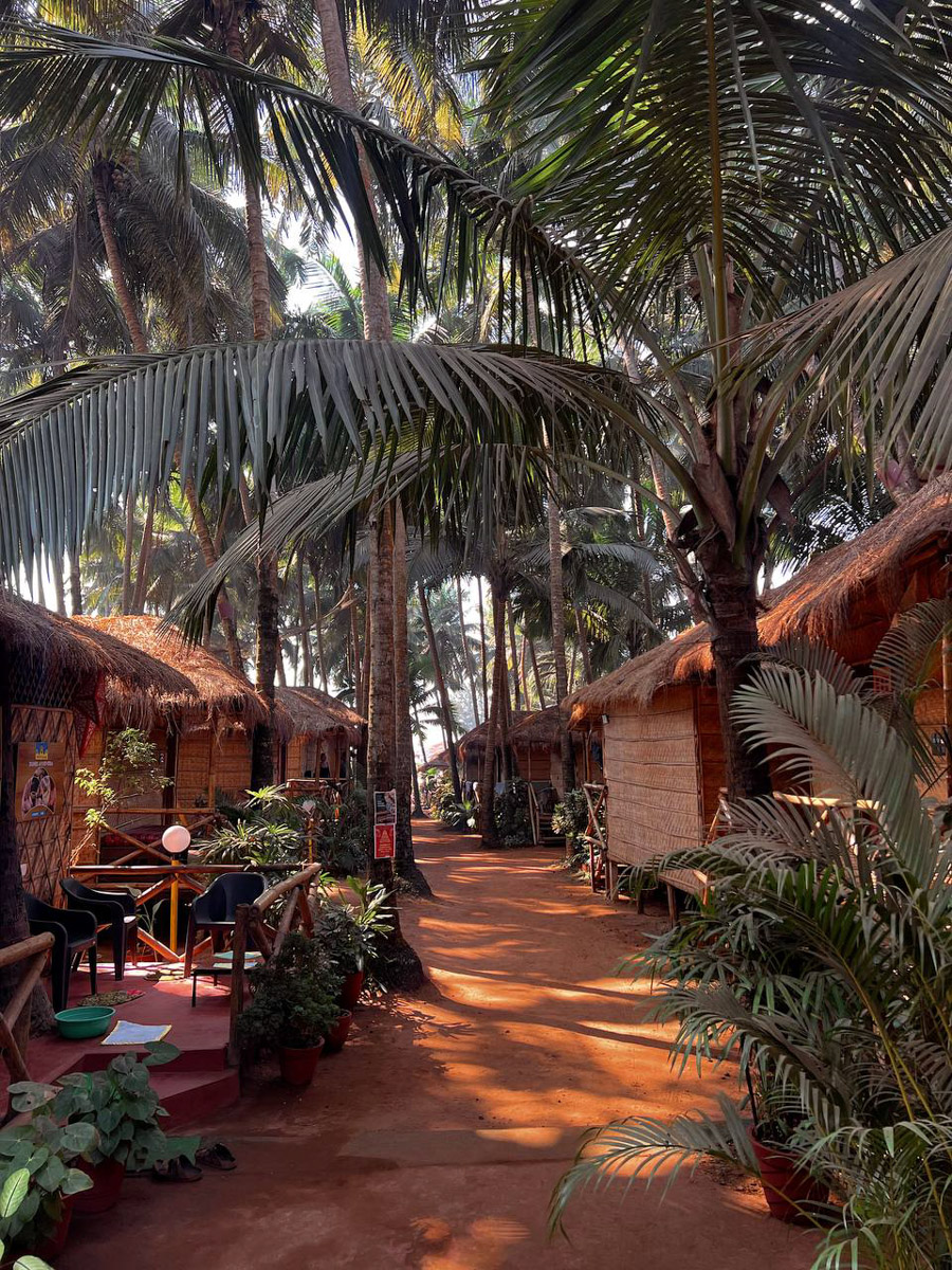 При мысли об экзотическом курорте на ум чаще всего приходят два популярных направления — Гоа и Бали. Сразу представляется райский уголок из одной известной рекламы. Но настолько ли там хорошо, как нам показывают? Специально для «Ключ-Медиа» владимирский видеограф Влада Соболь сравнила обе локации и поведала нам, где же на самом деле лучше.