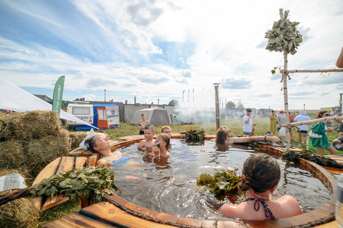За 13 лет развития «БаняФест» без преувеличения стал культовым банным праздником, концепция которого уникальна: в нем совмещены сразу несколько разных форматов. 11 августа в рамках мероприятия определится сильнейший мастер пара России. Также в этом году суздальский фестиваль посетят еще и звезды — группы «Крематорий» и «5sta family». Не пропустите!