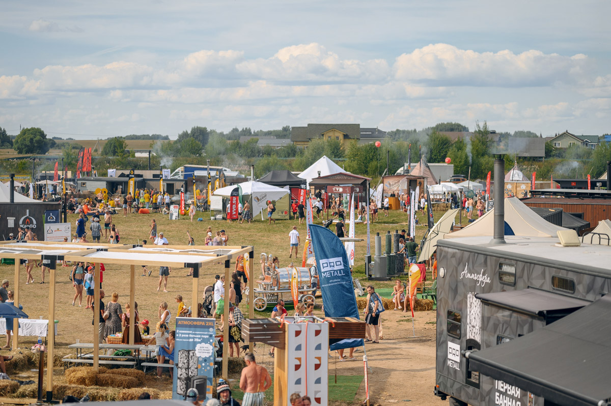 За 13 лет развития «БаняФест» без преувеличения стал культовым банным праздником, концепция которого уникальна: в нем совмещены сразу несколько разных форматов. 11 августа в рамках мероприятия определится сильнейший мастер пара России. Также в этом году суздальский фестиваль посетят еще и звезды — группы «Крематорий» и «5sta family». Не пропустите!