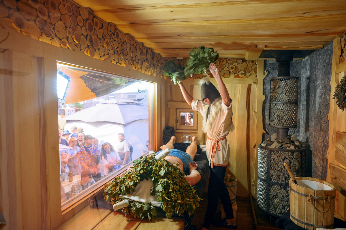 За 13 лет развития «БаняФест» без преувеличения стал культовым банным праздником, концепция которого уникальна: в нем совмещены сразу несколько разных форматов. 11 августа в рамках мероприятия определится сильнейший мастер пара России. Также в этом году суздальский фестиваль посетят еще и звезды — группы «Крематорий» и «5sta family». Не пропустите!