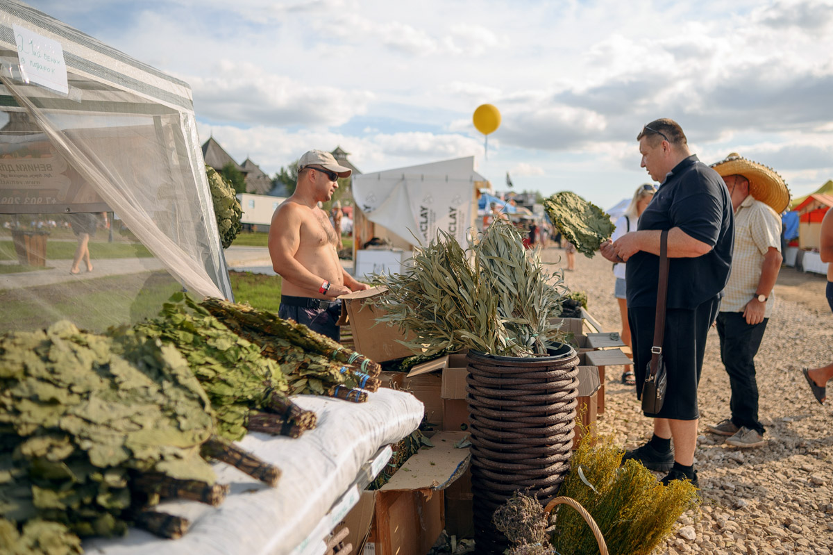 За 13 лет развития «БаняФест» без преувеличения стал культовым банным праздником, концепция которого уникальна: в нем совмещены сразу несколько разных форматов. 11 августа в рамках мероприятия определится сильнейший мастер пара России. Также в этом году суздальский фестиваль посетят еще и звезды — группы «Крематорий» и «5sta family». Не пропустите!