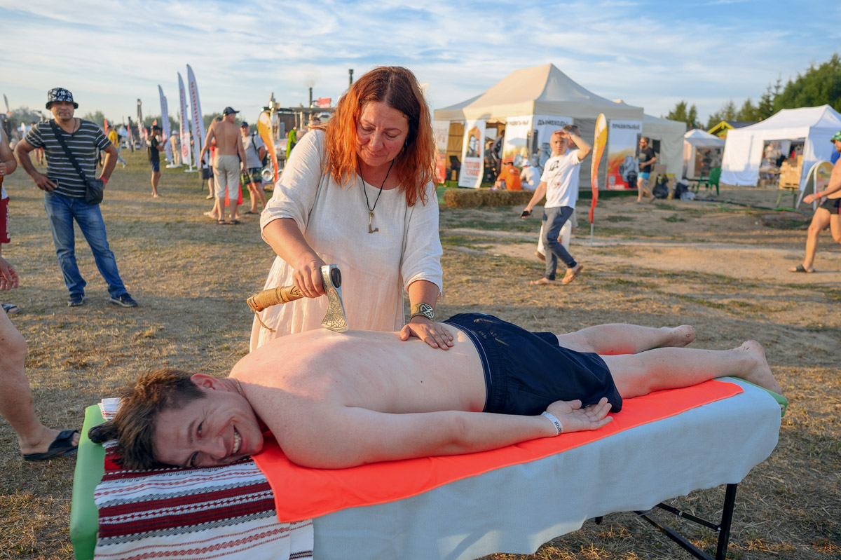 За 13 лет развития «БаняФест» без преувеличения стал культовым банным праздником, концепция которого уникальна: в нем совмещены сразу несколько разных форматов. 11 августа в рамках мероприятия определится сильнейший мастер пара России. Также в этом году суздальский фестиваль посетят еще и звезды — группы «Крематорий» и «5sta family». Не пропустите!