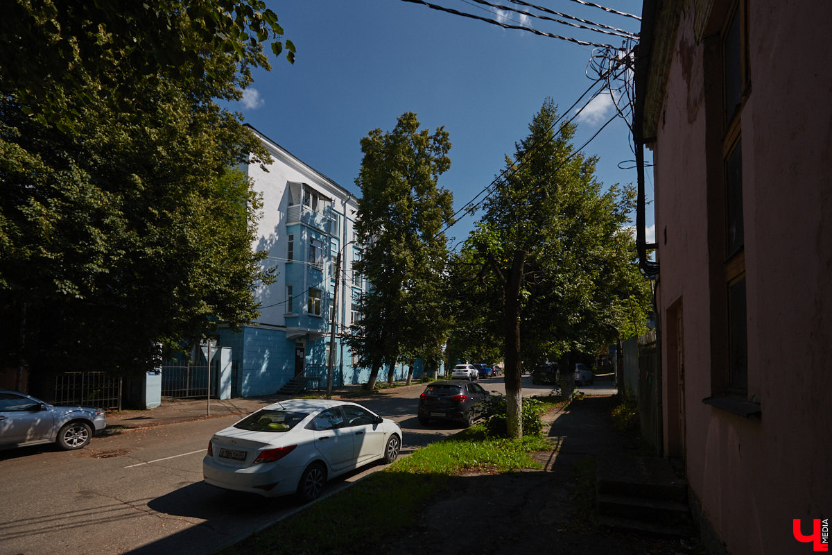 В прошлом во Владимире была группа улиц, в названии которых присутствовало слово «зеленый». Это Большая Зеленая, Малая Зеленая и Зеленая Ильинская улицы. В 1927 году Большая Зеленая стала частью улицы Сакко и Ванцетти, а Малая Зеленая потеряла свою первую часть. В 1935-м Зеленая Ильинская также получила новое название — улица Чехова. «Ключ-Медиа» решил прогуляться по бывшим Зеленым улицам и полюбоваться их достопримечательностями.