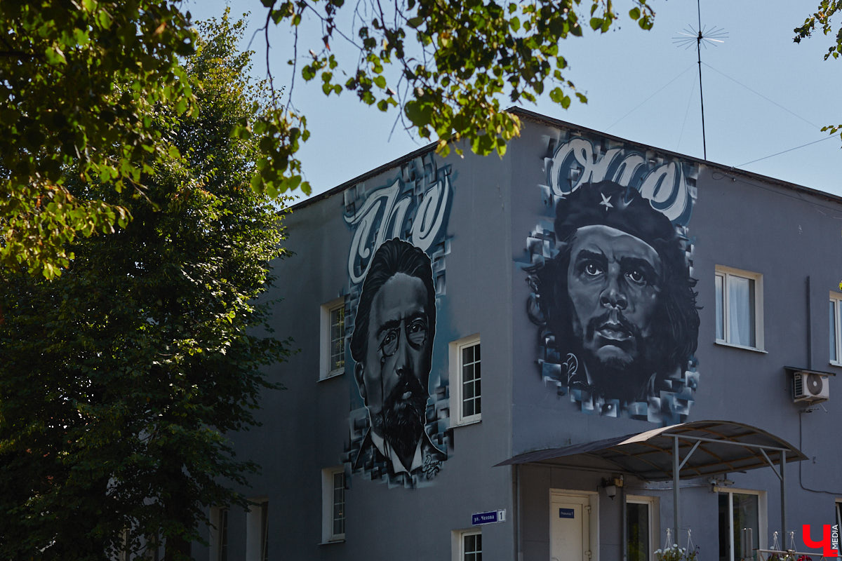 В прошлом во Владимире была группа улиц, в названии которых присутствовало слово «зеленый». Это Большая Зеленая, Малая Зеленая и Зеленая Ильинская улицы. В 1927 году Большая Зеленая стала частью улицы Сакко и Ванцетти, а Малая Зеленая потеряла свою первую часть. В 1935-м Зеленая Ильинская также получила новое название — улица Чехова. «Ключ-Медиа» решил прогуляться по бывшим Зеленым улицам и полюбоваться их достопримечательностями.