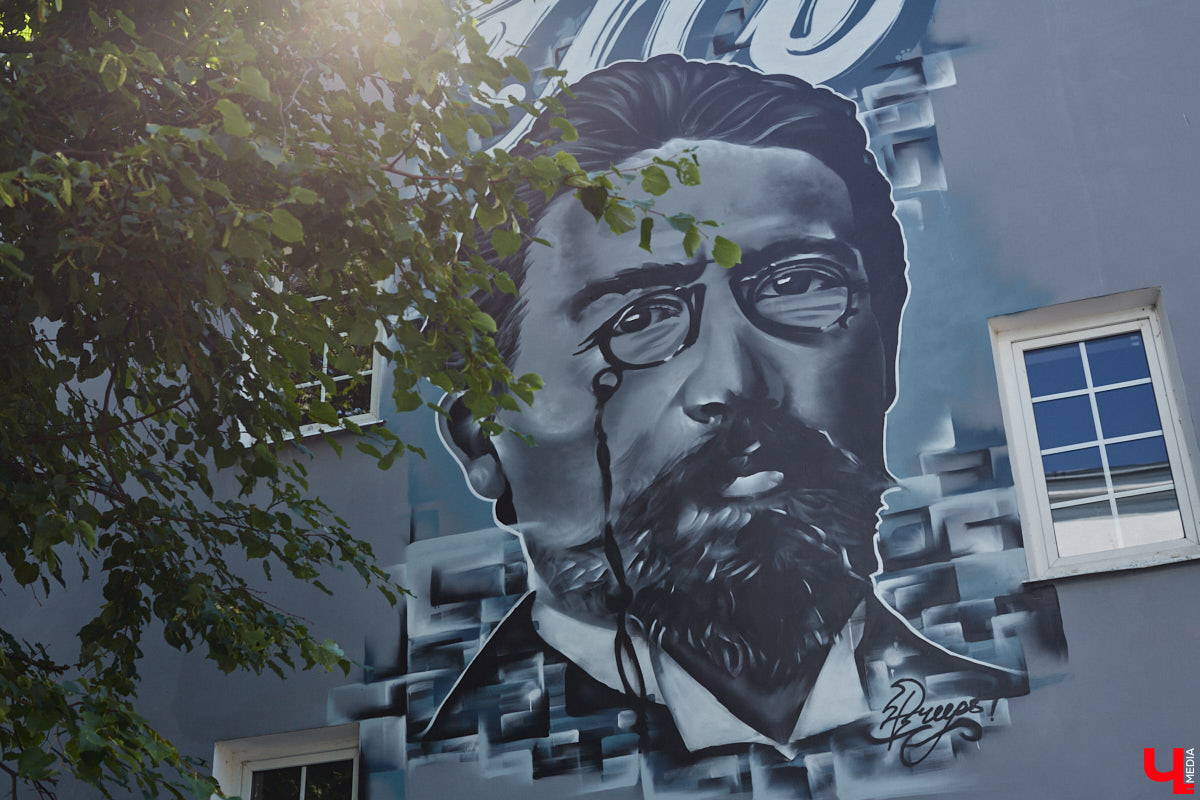 В прошлом во Владимире была группа улиц, в названии которых присутствовало слово «зеленый». Это Большая Зеленая, Малая Зеленая и Зеленая Ильинская улицы. В 1927 году Большая Зеленая стала частью улицы Сакко и Ванцетти, а Малая Зеленая потеряла свою первую часть. В 1935-м Зеленая Ильинская также получила новое название — улица Чехова. «Ключ-Медиа» решил прогуляться по бывшим Зеленым улицам и полюбоваться их достопримечательностями.