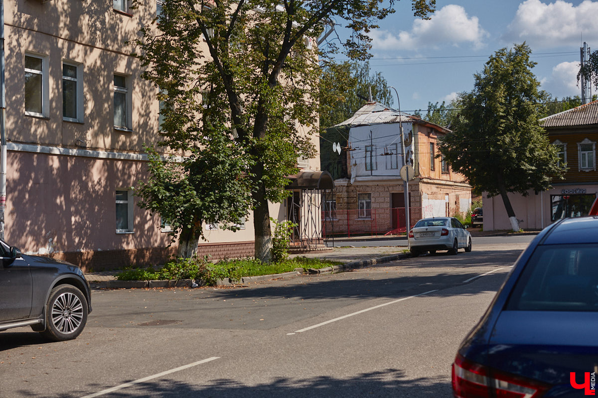 В прошлом во Владимире была группа улиц, в названии которых присутствовало слово «зеленый». Это Большая Зеленая, Малая Зеленая и Зеленая Ильинская улицы. В 1927 году Большая Зеленая стала частью улицы Сакко и Ванцетти, а Малая Зеленая потеряла свою первую часть. В 1935-м Зеленая Ильинская также получила новое название — улица Чехова. «Ключ-Медиа» решил прогуляться по бывшим Зеленым улицам и полюбоваться их достопримечательностями.