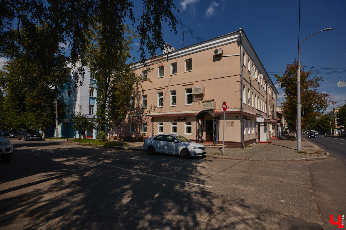 В прошлом во Владимире была группа улиц, в названии которых присутствовало слово «зеленый». Это Большая Зеленая, Малая Зеленая и Зеленая Ильинская улицы. В 1927 году Большая Зеленая стала частью улицы Сакко и Ванцетти, а Малая Зеленая потеряла свою первую часть. В 1935-м Зеленая Ильинская также получила новое название — улица Чехова. «Ключ-Медиа» решил прогуляться по бывшим Зеленым улицам и полюбоваться их достопримечательностями.