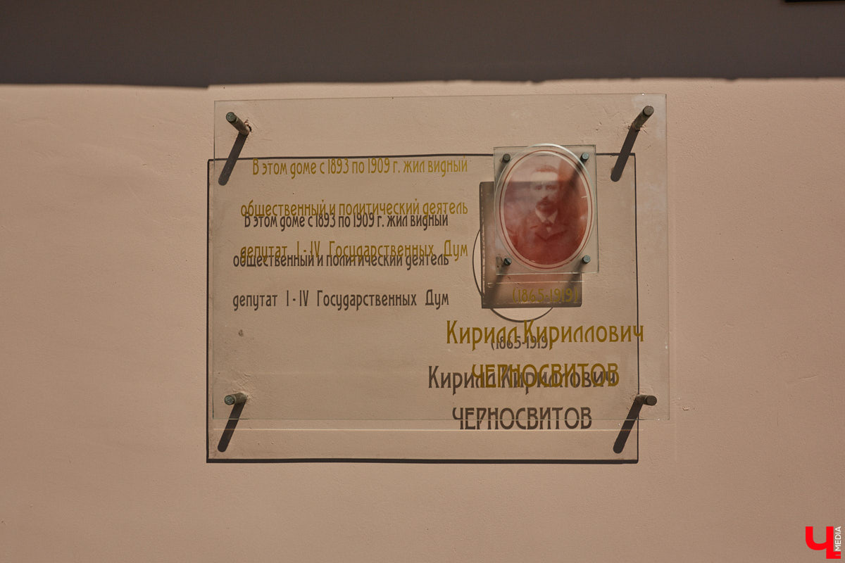 В прошлом во Владимире была группа улиц, в названии которых присутствовало слово «зеленый». Это Большая Зеленая, Малая Зеленая и Зеленая Ильинская улицы. В 1927 году Большая Зеленая стала частью улицы Сакко и Ванцетти, а Малая Зеленая потеряла свою первую часть. В 1935-м Зеленая Ильинская также получила новое название — улица Чехова. «Ключ-Медиа» решил прогуляться по бывшим Зеленым улицам и полюбоваться их достопримечательностями.